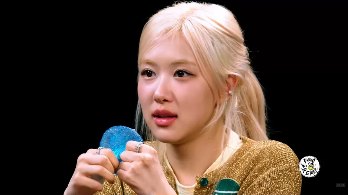 ‘촉감 완구’가 젊은 세대의 기호품으로 급부상하고 있다. 블랙핑크 로제는 스트레스 볼 ‘니도’를 애용하는 모습을 콘텐츠로 선보였다. 사진 캡처｜유튜브 채널 ‘First We ...