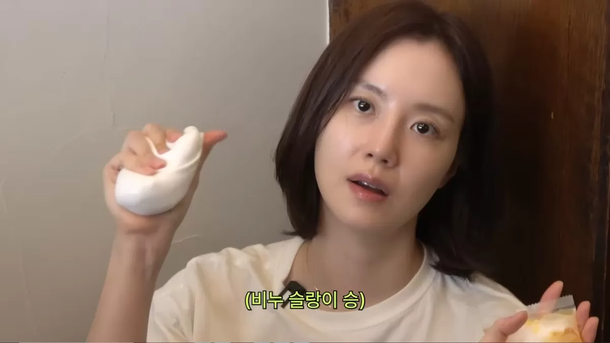 배우 문채원도 동묘 완구시장에 출현해 말랑이와 왁뿌볼을 구매했다. 사진 캡처｜문채원 유튜브 채널