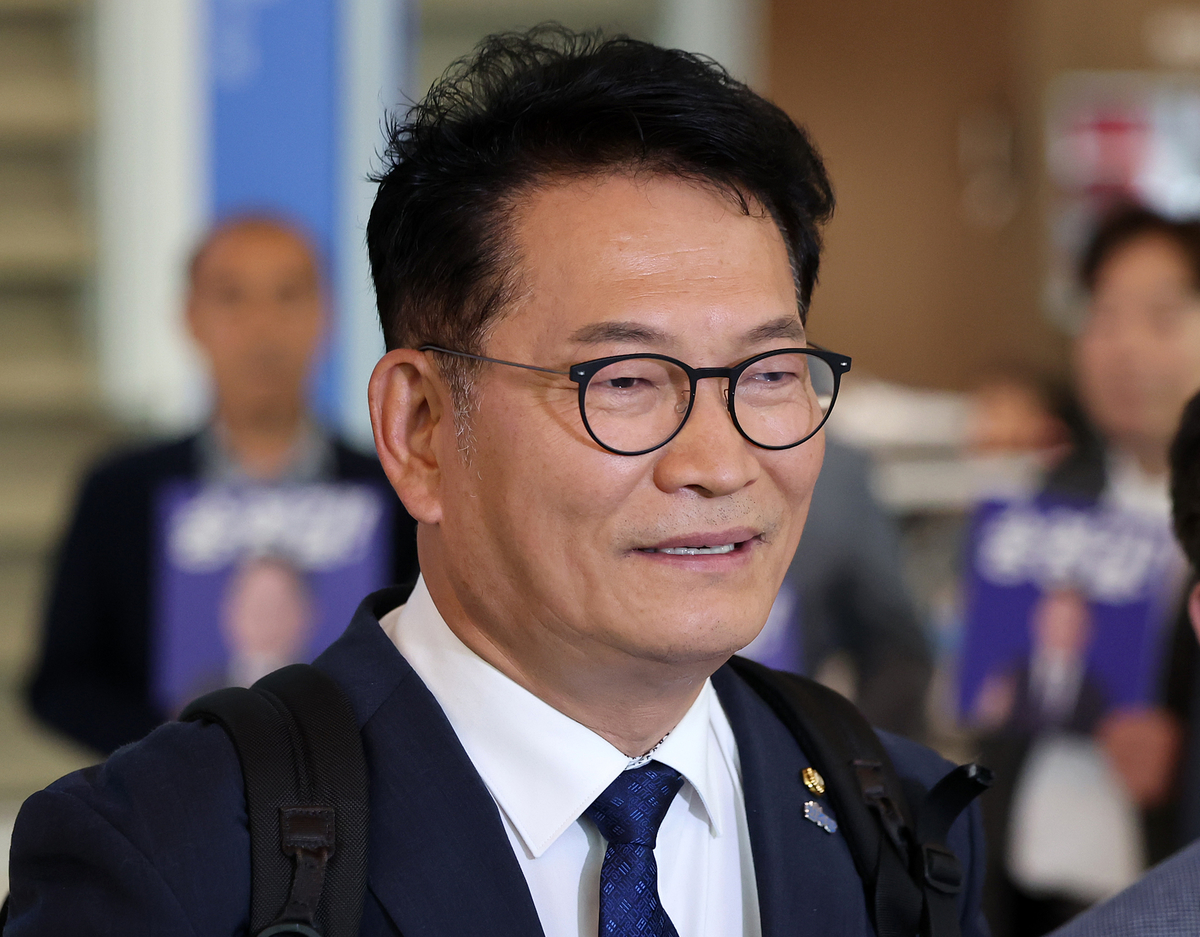 origin_취재진질문에답변하는송영길의원.jpg