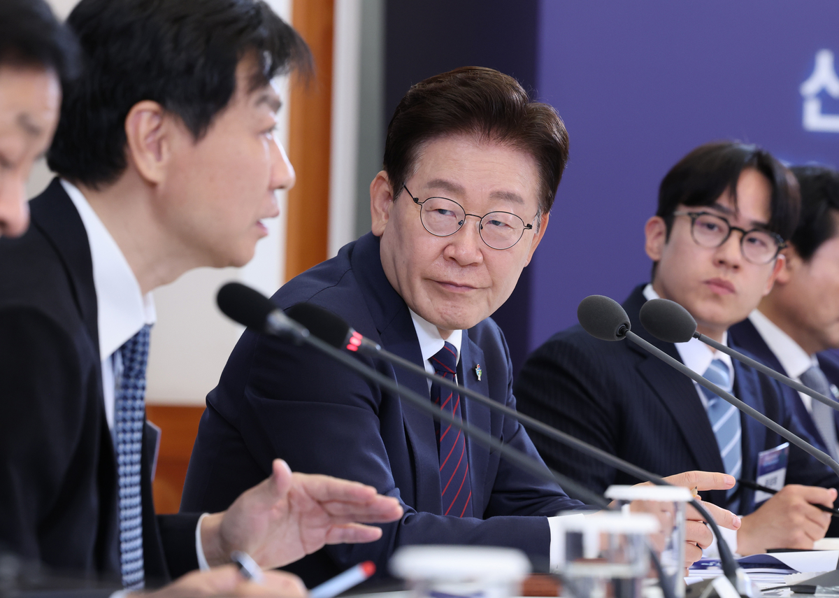 origin_발언경청하는이재명대통령.jpg