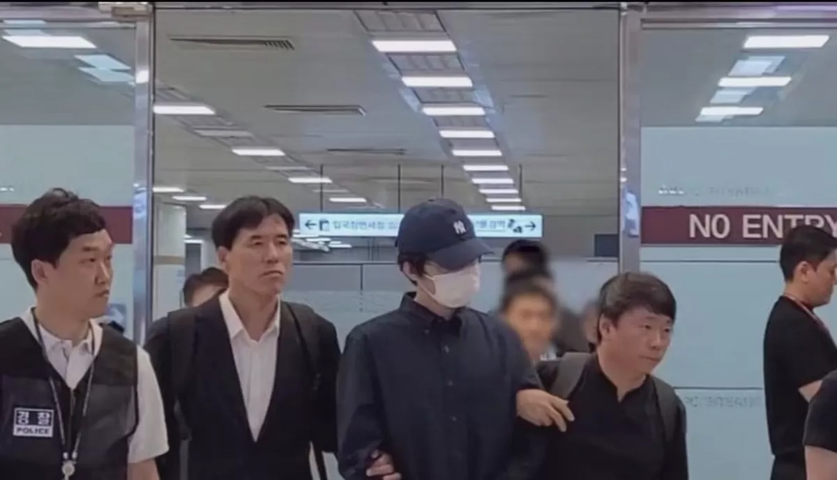경북경찰청 직원들이 국매 최대 만화 불법 복제 웹사이트 마나토끼 운영자 A씨를 국내로 송환하고 있다./경북경찰청