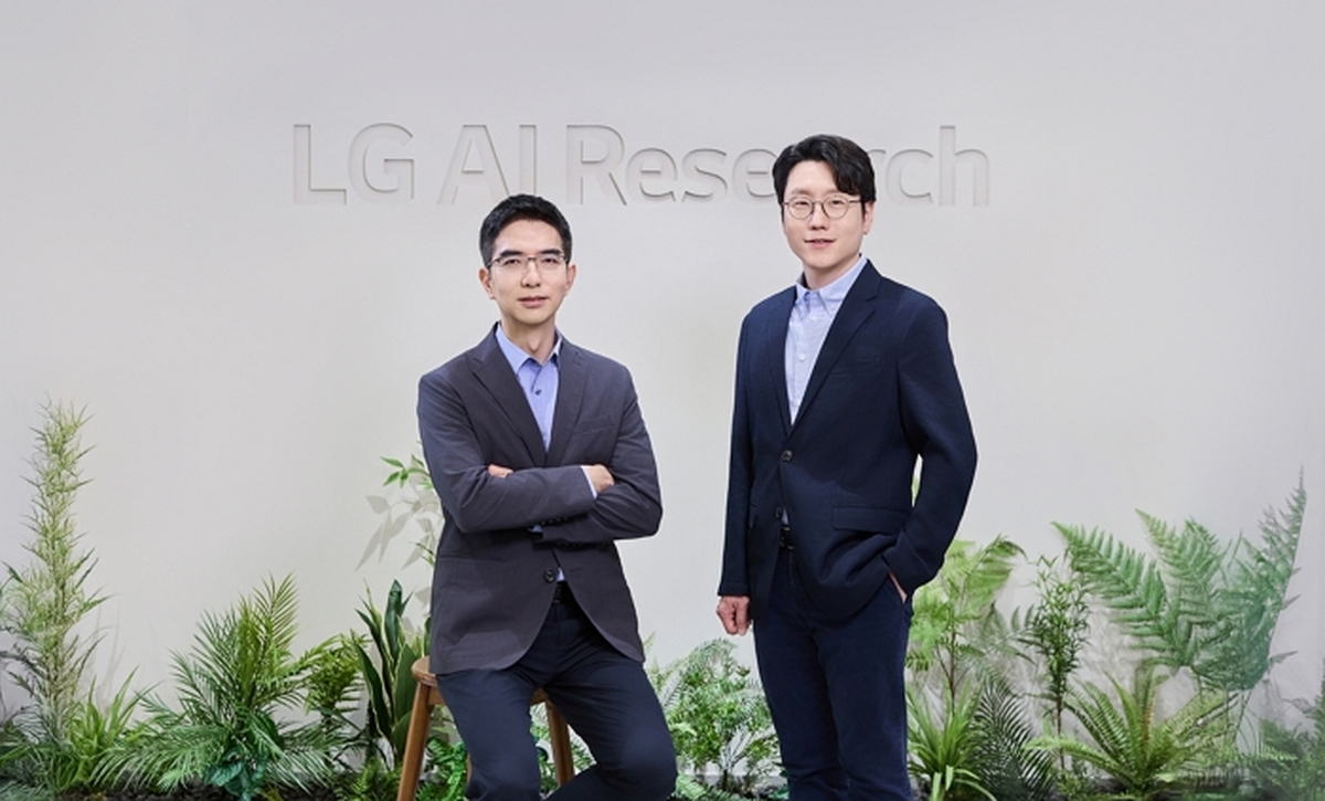 [사진] 이홍락(왼쪽), 임우형 LG AI연구원 공동 연구원장.jpg