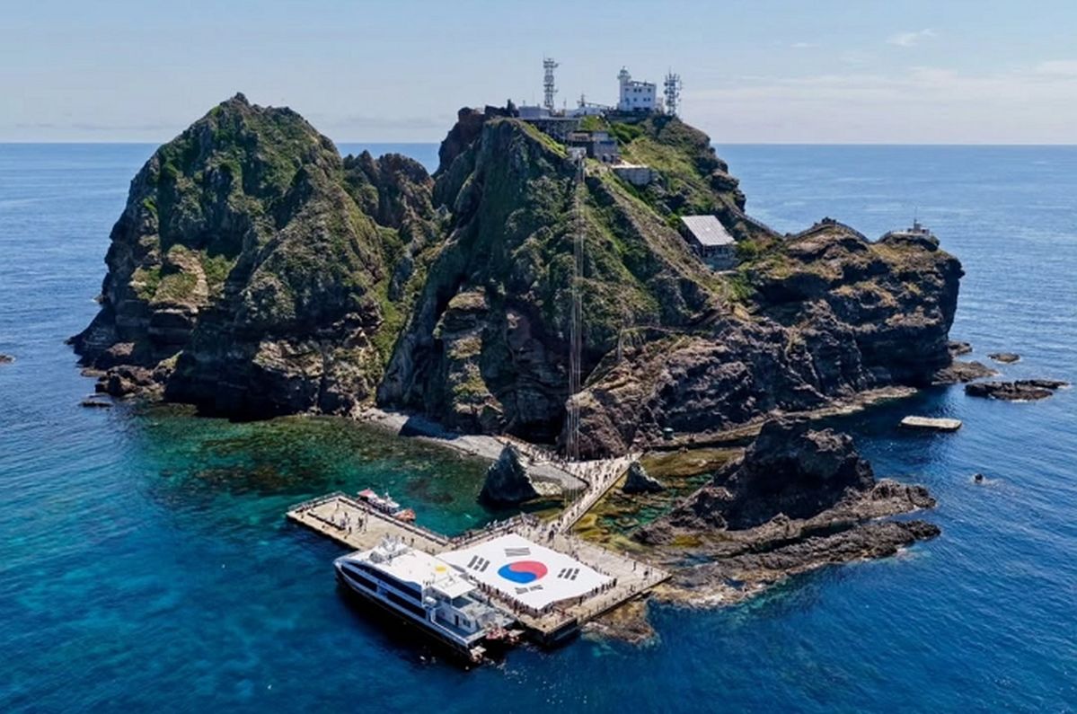 독도에 가로 30m ‘초대형 태극기’ 펼쳐졌다... 전 세계 향한 ‘영토 홍보’