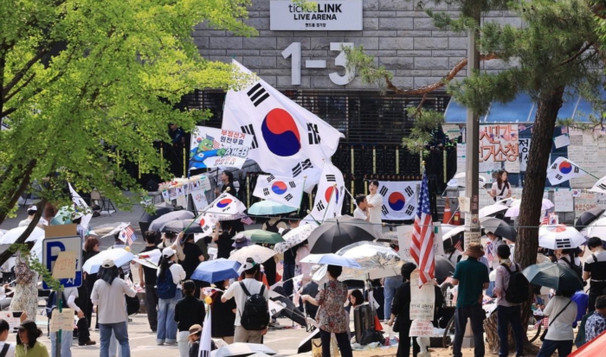 ‘잠실 개표소 봉쇄’ 장기화에 경찰 칼 빼들었다... “불법행위 139명 수사 중”