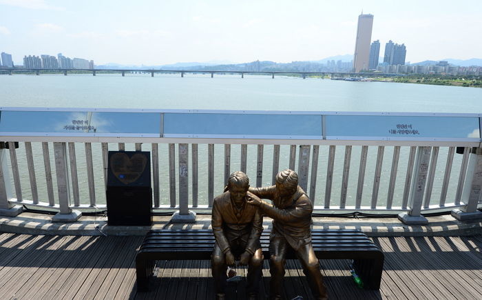 수영 잘해요?”···절벽 앞에 선 사람들에게 도움 하나도 안되는 한국의 ...