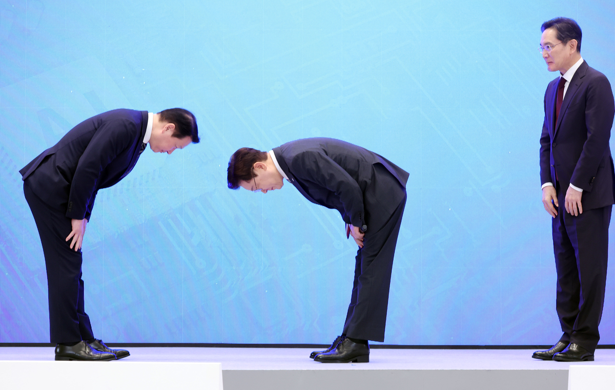 이재명 대통령과 최태원 SK그룹 회장이 29일 청와대 영빈관에서 열린 대한민국 대도약 3대 메가프로젝트 국민보고회에서 인사하고 있다. 사진 오른쪽은 이재용 삼성전자 회장. 2026.6.29/뉴스1