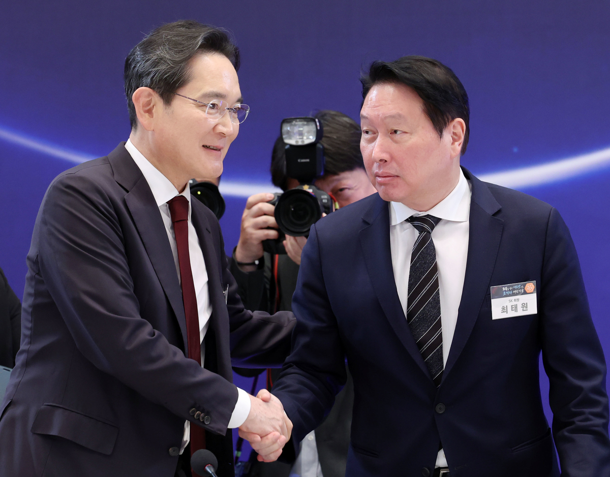 origin_악수하는이재용·최태원회장.jpg