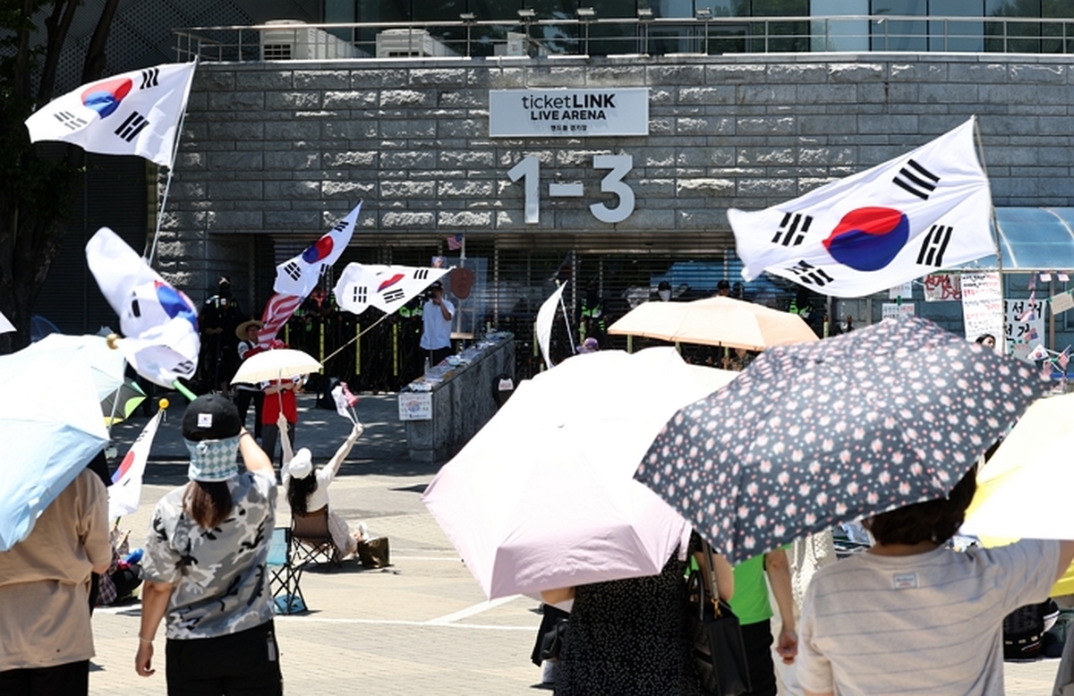 origin_18일째잠실개표소앞에서울려퍼지는구호.jpg