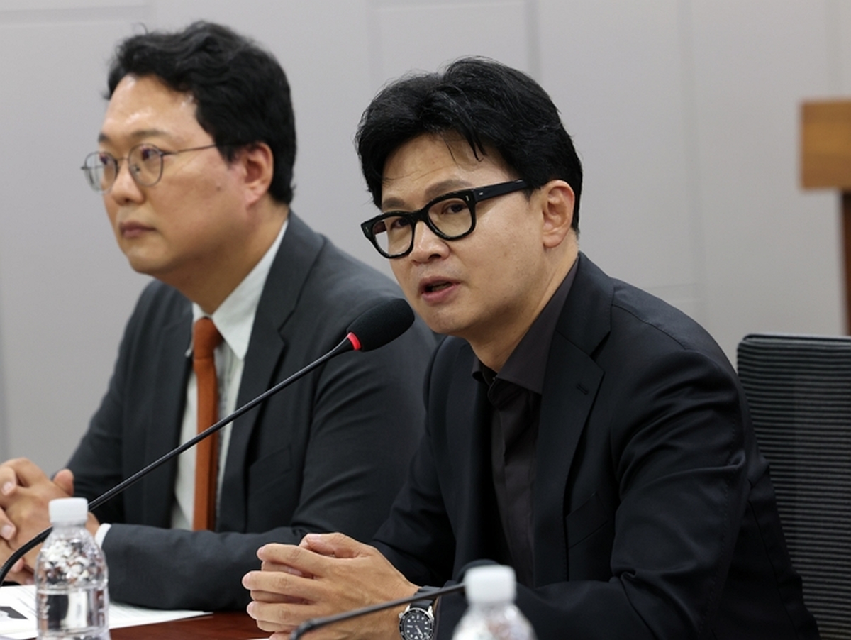 한동훈, 장동혁 국민의힘 대표 향해 “홍명보 감독은 사퇴라도 했다”