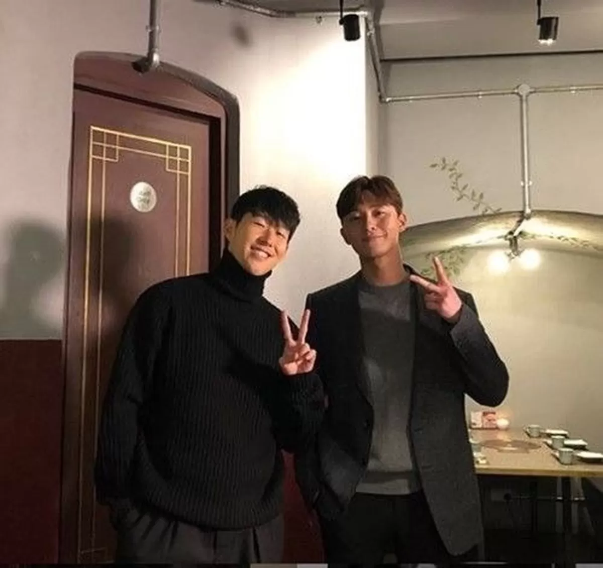 박서준, 손흥민 경기 영국서 직관 후 기념 사진…해피 쏘니데이