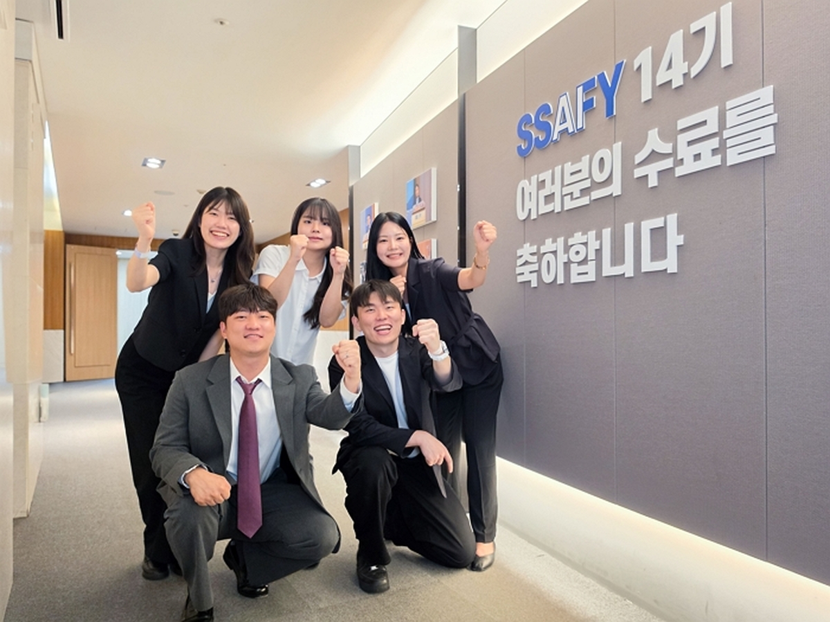 [참고사진]6월 30일 서울 강남구 '삼성청년SW·AI아카데미(SSAFY)' 서울캠퍼스에서 열린 SSAFY 14기 수료식에 참석한 수료생들이 기념 촬영을 하고 있다(4).jpg