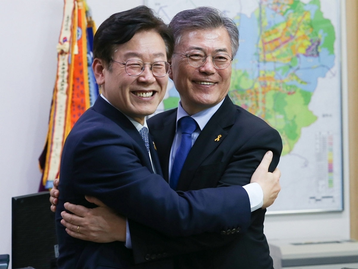origin_이재명당선확실성남시청찾은문재인후보와껴안은이재명.jpg