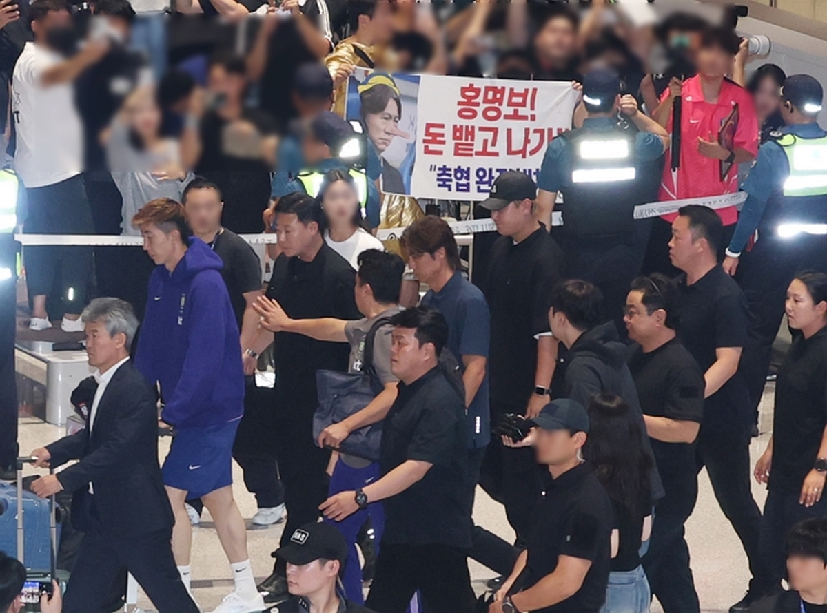 origin_축구팬야유속이동하는홍명보감독.jpg