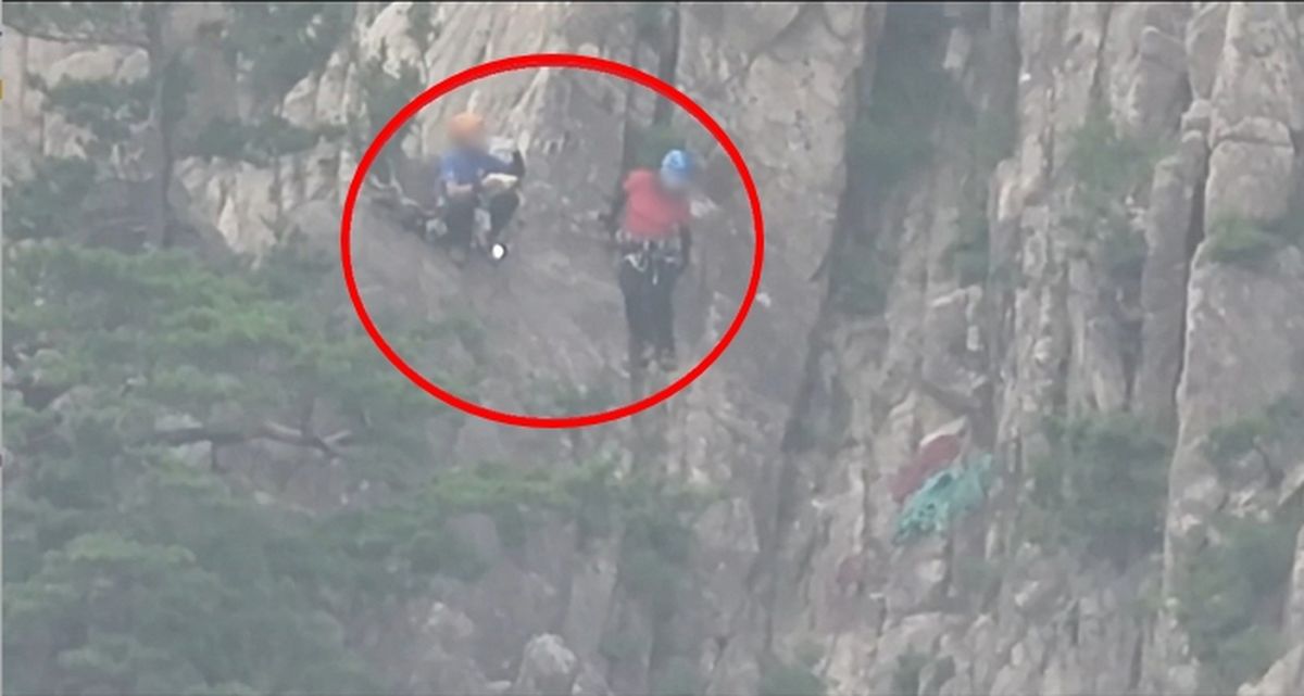 “들것에 의지해 어두운 밤길을”... 설악산에서 추락한 등반객 구한 구조대의 12시간