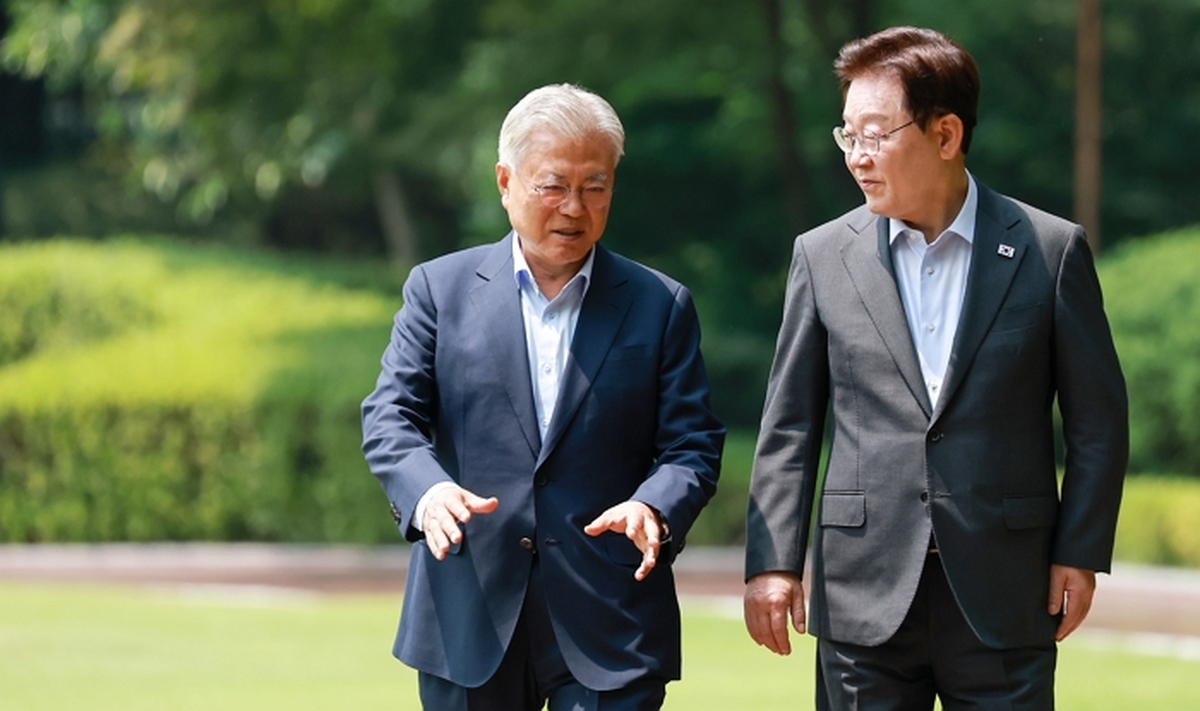 origin_함께이동하는이재명대통령·문재인전대통령.jpg
