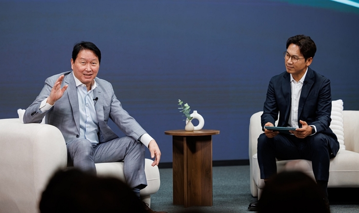 [사진 1] 지난 6월 22일 서울 강남구 한국고등교육재단 빌딩에서 진행된 유튜브 채널 '프로페썰' 녹화 현장에서 최태원 SK그룹 회장 겸 한국고등교육재단 이사장이 한국고등교육재단 장학생들과 대담을 나누고 있다. 왼쪽부터 최태원 SK그룹 회장 겸 한국고등교육재단 이사장, 이광용 아나운서..jpg