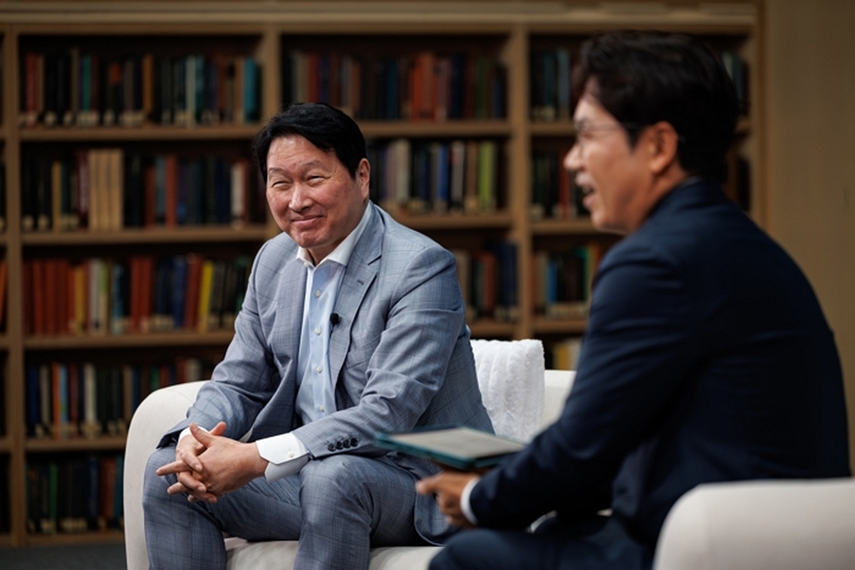 [사진 2] 지난 6월 22일 서울 강남구 한국고등교육재단 빌딩에서 진행된 유튜브 채널 '프로페썰' 녹화 현장에서 최태원 SK그룹 회장 겸 한국고등교육재단 이사장이 한국고등교육재단 장학생들과 대담을 나누고 있다. 왼쪽부터 최태원 SK그룹 회장 겸 한국고등교육재단 이사장, 이광용 아나운서..jpg
