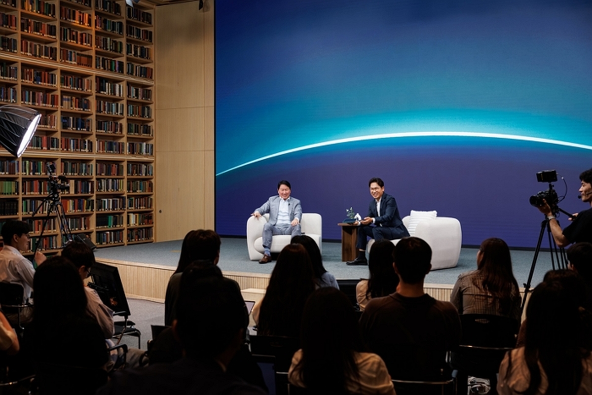 [사진 3] 지난 6월 22일 서울 강남구 한국고등교육재단 빌딩에서 진행된 유튜브 채널 '프로페썰' 녹화 현장에서 최태원 SK그룹 회장 겸 한국고등교육재단 이사장이 한국고등교육재단 장학생들과 대담을 나누고 있다. 왼쪽부터 최태원 SK그룹 회장 겸 한국고등교육재단 이사장, 이광용 아나운서..jpg
