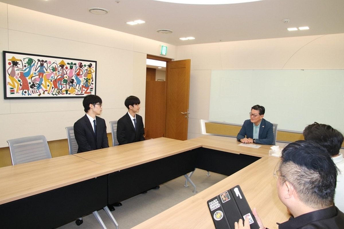 (왼쪽부터) 이규민씨(서강대 미디어&엔터테인먼트학과)와 윤재호씨(서강대 경영학과)가 7월 1일 서울 강남구 GS글로벌 본사에 첫 출근해 김성원 대표이사 및 소속팀과 인사를 나누고 있다..jpg