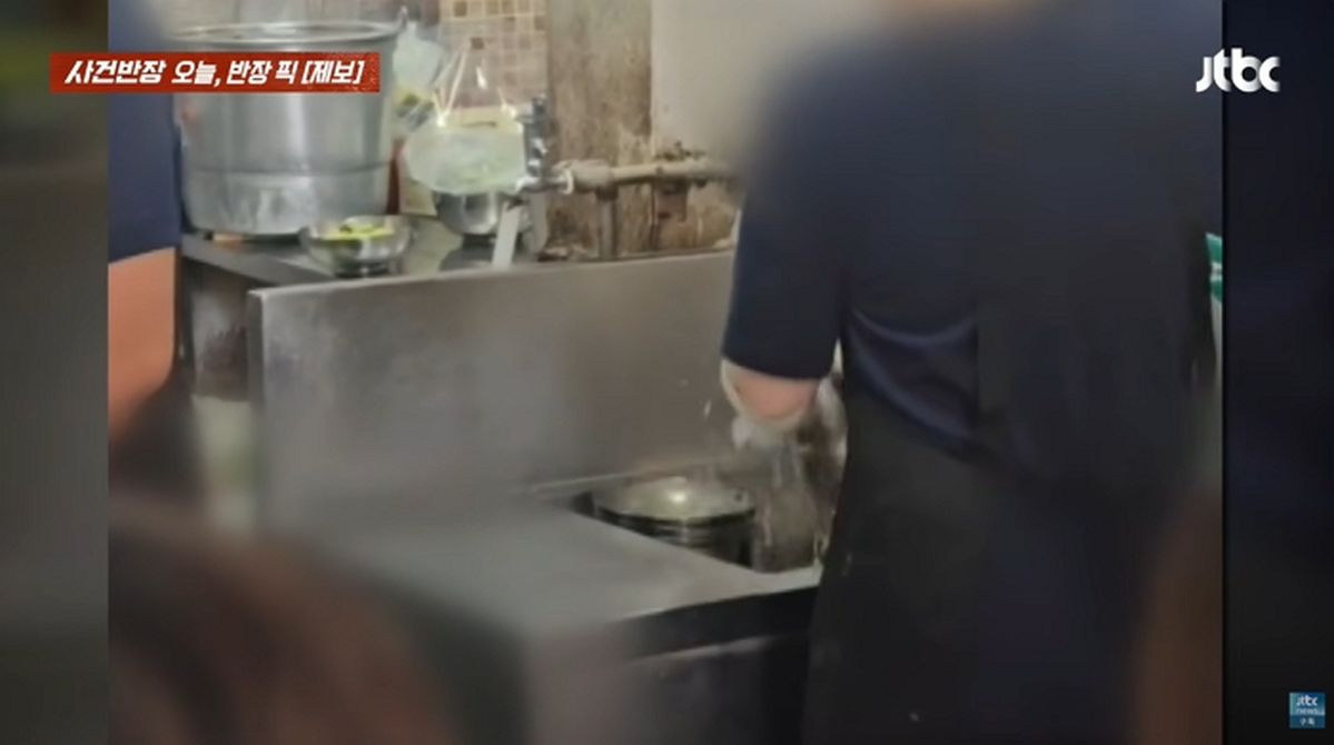 대구 유명 칼국숫집 위생 논란... “세제 없이 물로만 설거지, 밀가루 반죽은 바닥에”