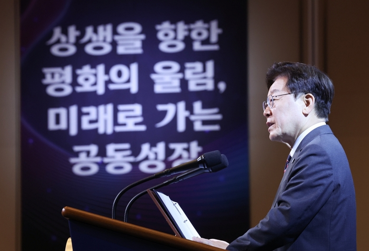 origin_민주평통유라시아지역회의격려사하는이재명대통령.jpg