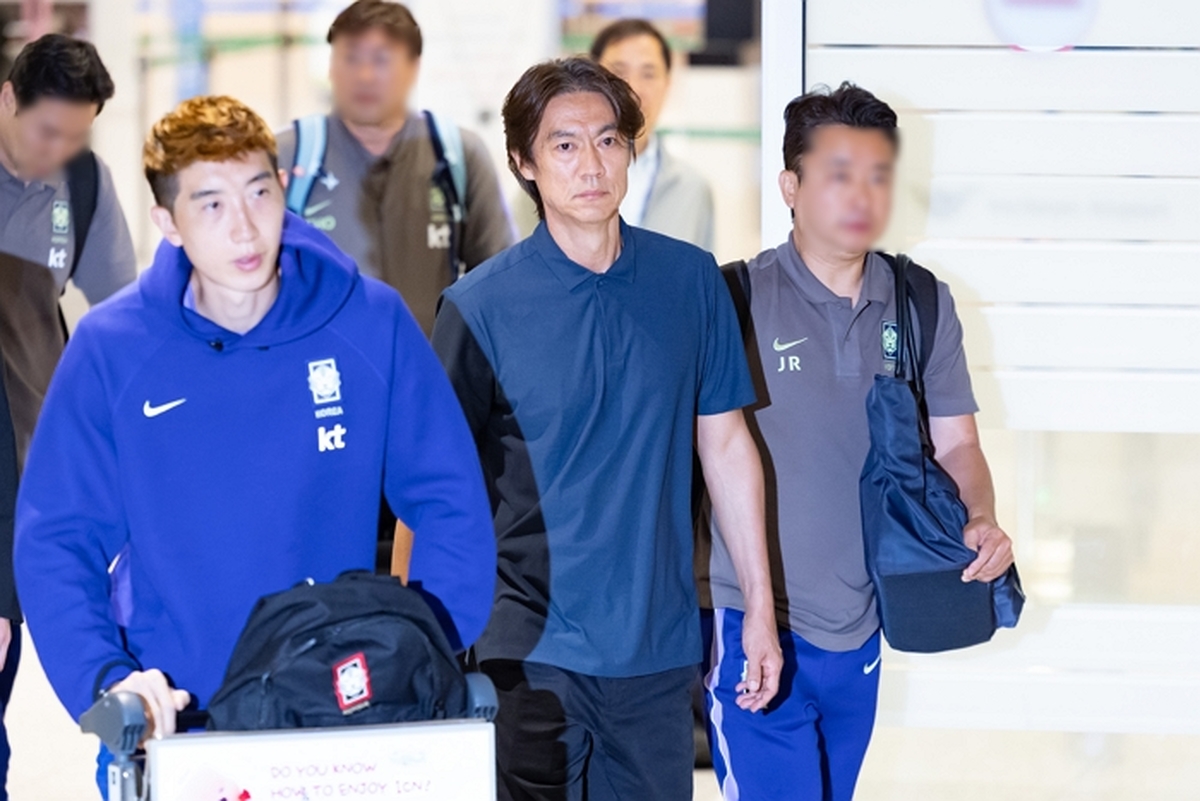 origin_굳은표정으로도착한홍명보감독.jpg