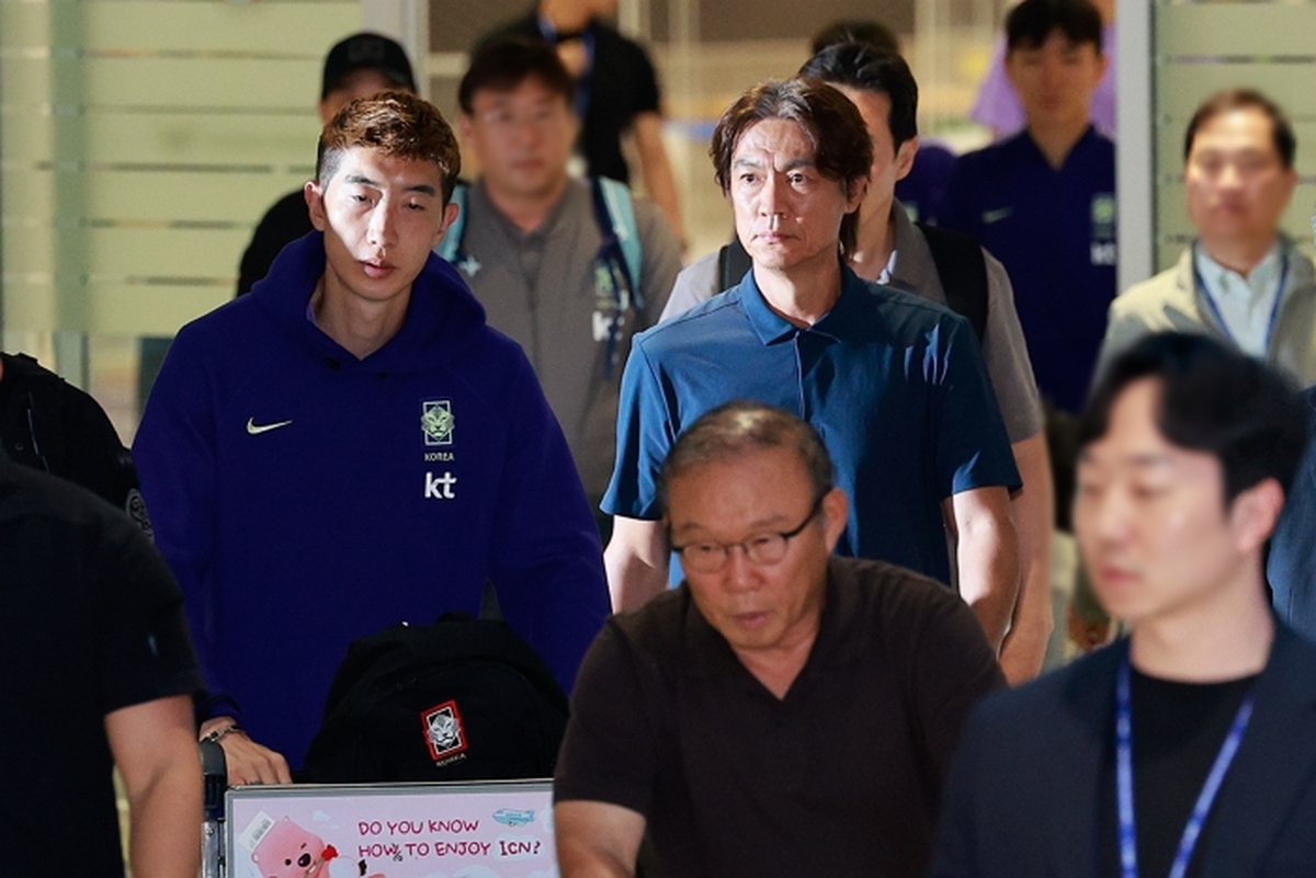 origin_입국하는홍명보감독.jpg