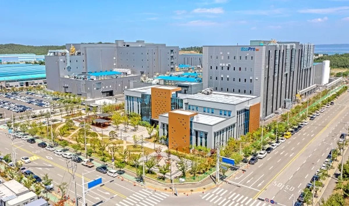 에코프로비엠이 5일 실적 발표를 통해 올해 2분기 매출이 7797억원으로 전년 동기 대비 4% 줄었지만, 영업이익은 490억원으로 1159% 급증했다고 밝혔다. 사진은 충북 ...