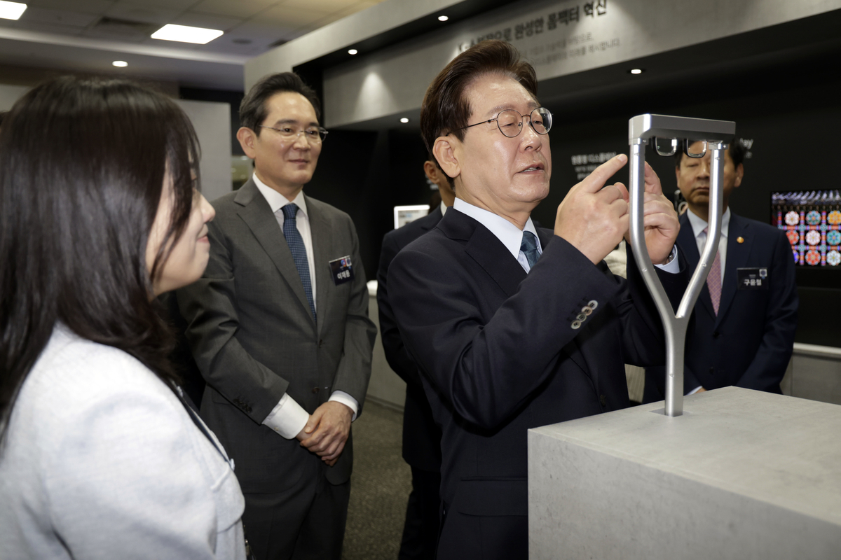 origin_이재명대통령AR글라스체험.jpg