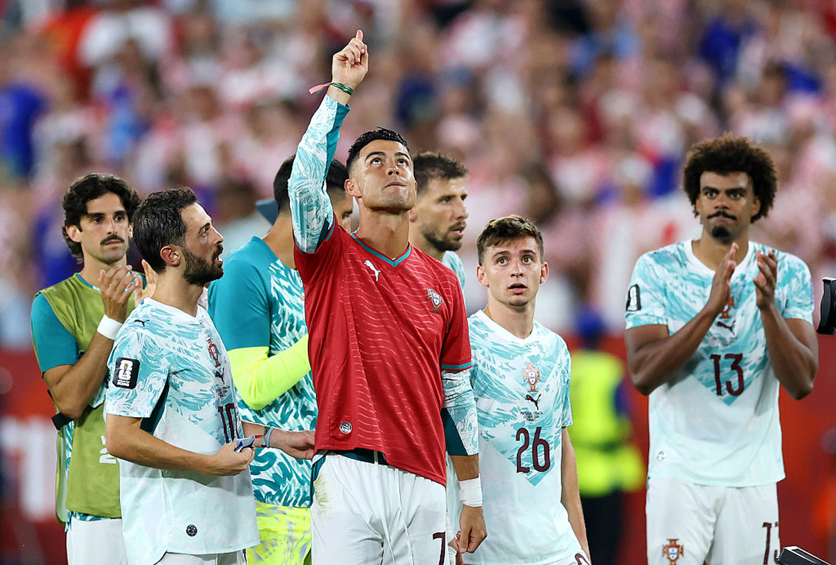 2026년 7월 3일(한국 시각) 캐나다 온타리오주 토론토 스타디움에서 열린 FIFA 월드컵 2026 32강전 포르투갈과 크로아티아의 경기에서 2-1로 승리한 후, 포르투갈의 크리스티아누 호날두가 1년 전 세상을 떠난 팀 동료 디오구 조타를 추모하는 유니폼을 들고 기뻐하고 있다. / GettyimagesKorea