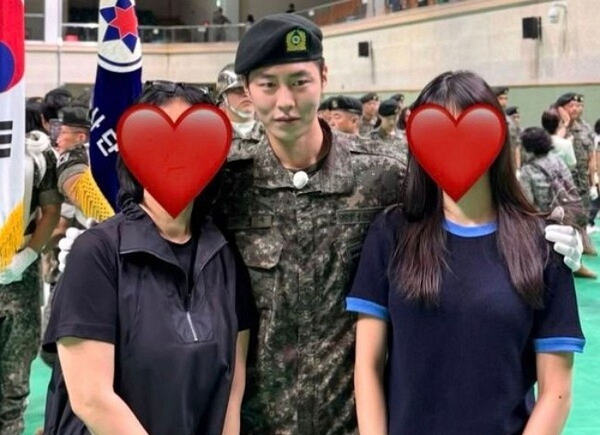 “군복 입으니 더 잘생겼네”... 5주 훈련 마친 이재욱, 수료식서 포착된 완벽한 군복핏