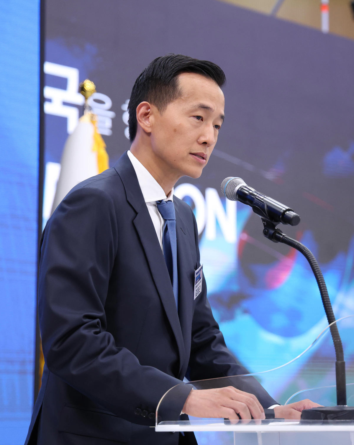 김동관 한화그룹 부회장이 3일 경남 진주시에서 열린 영남권 첨단산업 발전비전 국민보고회에서 발표하고 있다 / 뉴스1