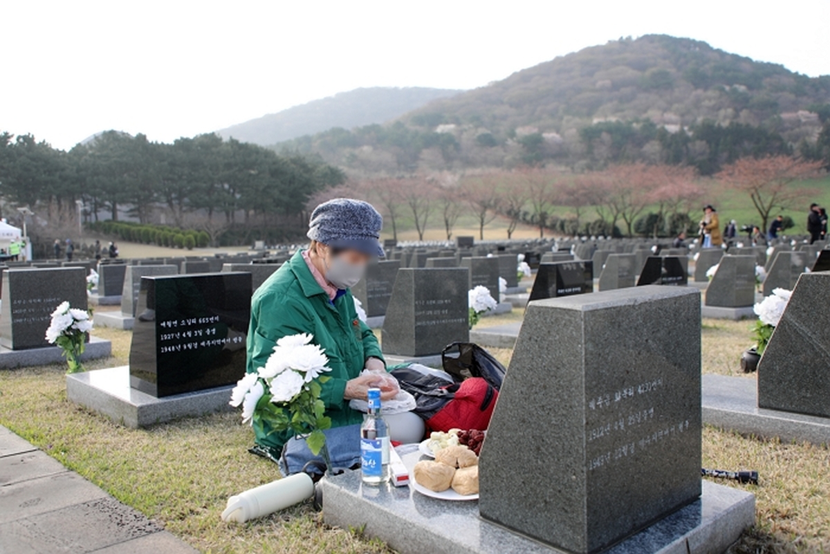 origin_4·3희생자넋기리는유족들.jpg
