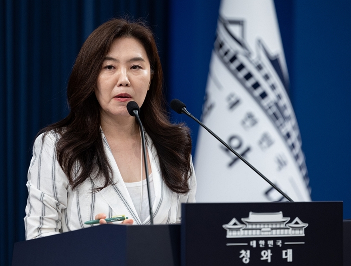 origin_일정브리핑하는강유정수석대변인.jpg