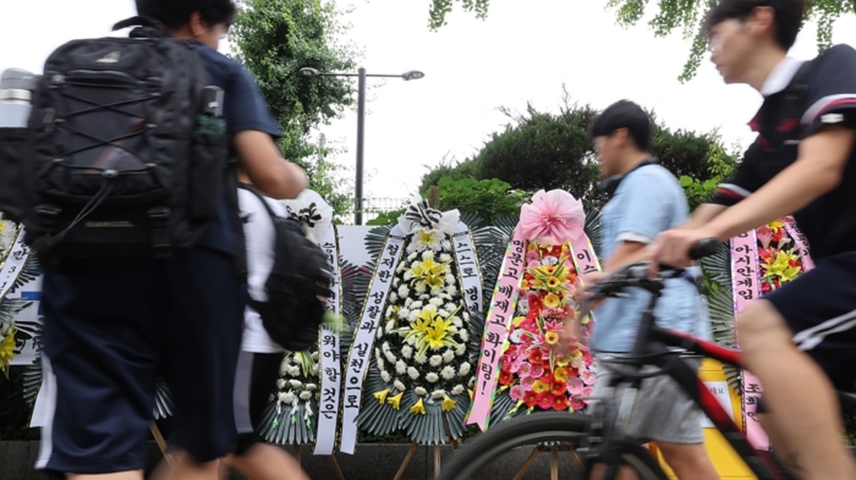 origin_배재고앞근조화환과응원화환.jpg