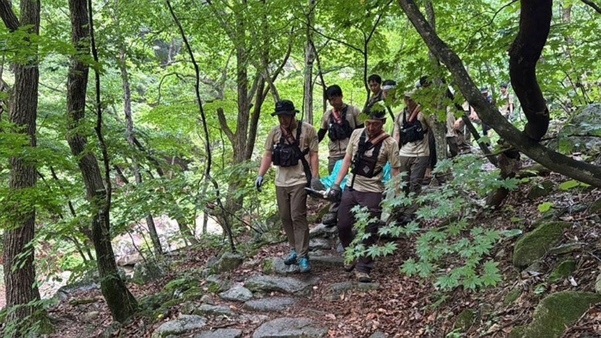 설악산서 15m 아래로 추락한 등산객... 구조대가 들것 메고 7시간 사투 끝에 살려냈다