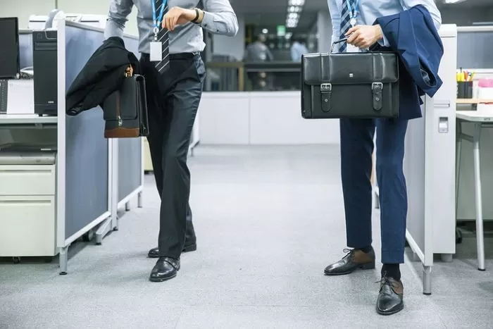 신입직원 출근 시간,출근 시간 1초 전에 도착,출근시간 딱 맞춰 오는 신입,9시까지인데 8시 59부 59초,최소 10분 전에 와야 한다