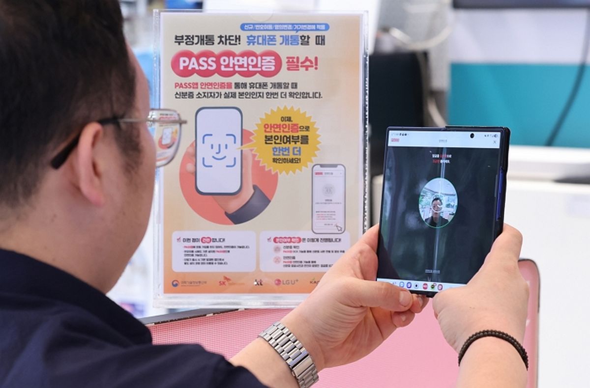 “내 얼굴 찍어야 폰 산다고?”... 오늘부터 확 바뀐 휴대폰 개통 본인확인 절차