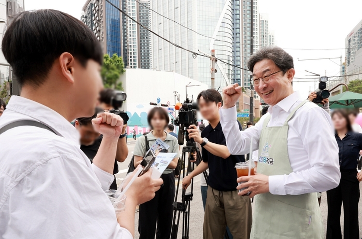origin_출근길청년들에게청년미래적금홍보나선이억원금융위원장.jpg