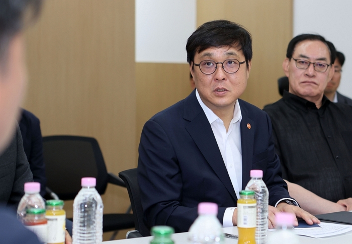 origin_핸드볼경기장입주단체대책논의하는최휘영장관.jpg
