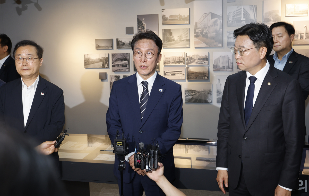 origin_취재진질문에답하는김민석전총리.jpg