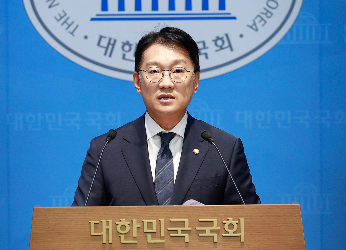 origin_기자회견소개하는김남준의원.jpg