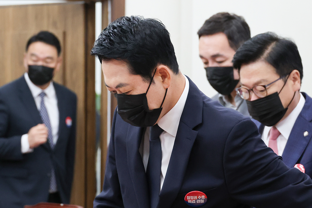 origin_마스크쓰고최고위원회의참석하는국민의힘.jpg