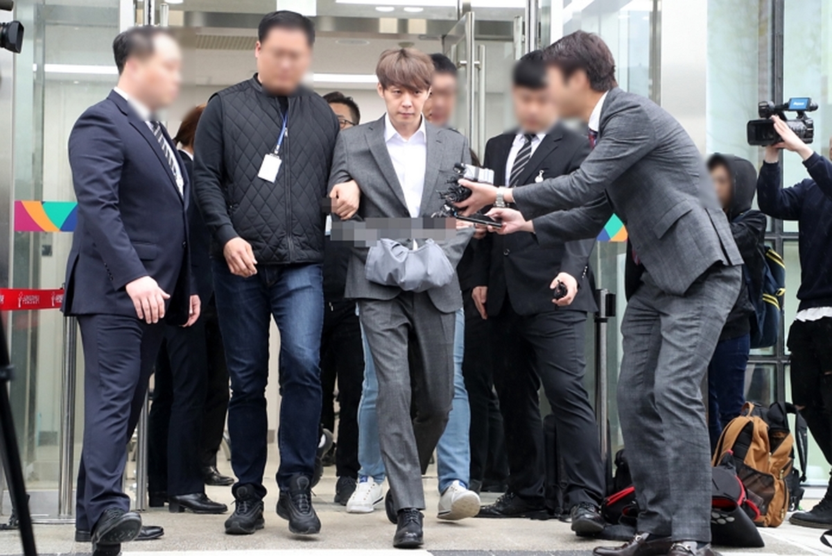 origin_영장실질심사마치고이송되는박유천.jpg