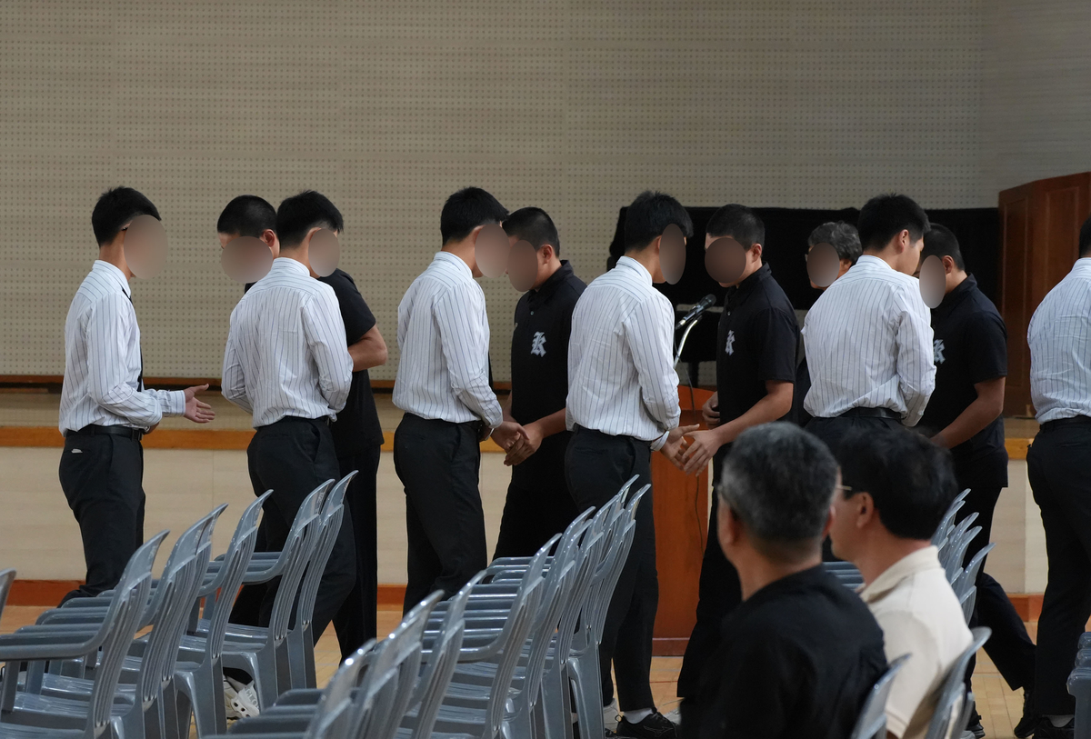 5·18민주화운동 조롱성 응원으로 논란을 빚은 서울 배재고 야구부원들이 6일 광주제일고에 사과 방문해 광주제일고 야구부원들과 악수를 나누고 있다. 2026.7.6/뉴스1