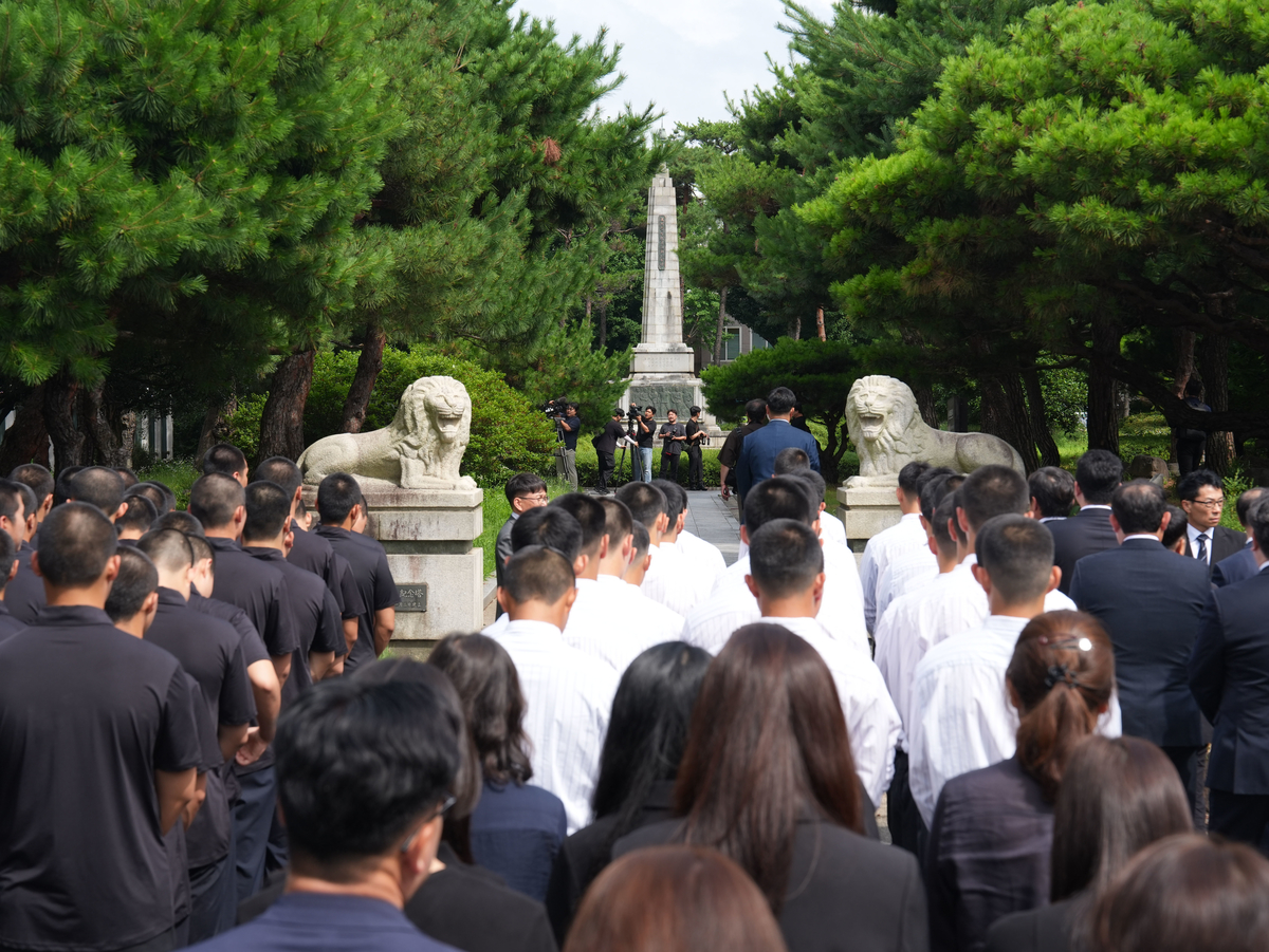 5·18민주화운동 조롱성 응원으로 논란을 빚은 서울 배재고 야구부원과 교사, 일부 학부모 등 80여 명이 6일 광주제일고에 사과 방문해 학생탑에 참배하고 있다. 2026.7.6/뉴스1