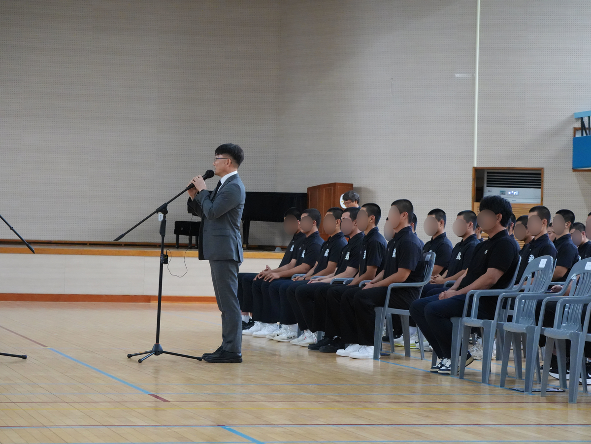 5·18민주화운동 조롱성 응원으로 논란을 빚은 서울 배재고 야구부원이 6일 광주일고에 사과 방문한 가운데 이규연 광주일고 교장이 발언하고 있다. 2026.7.6/뉴스1