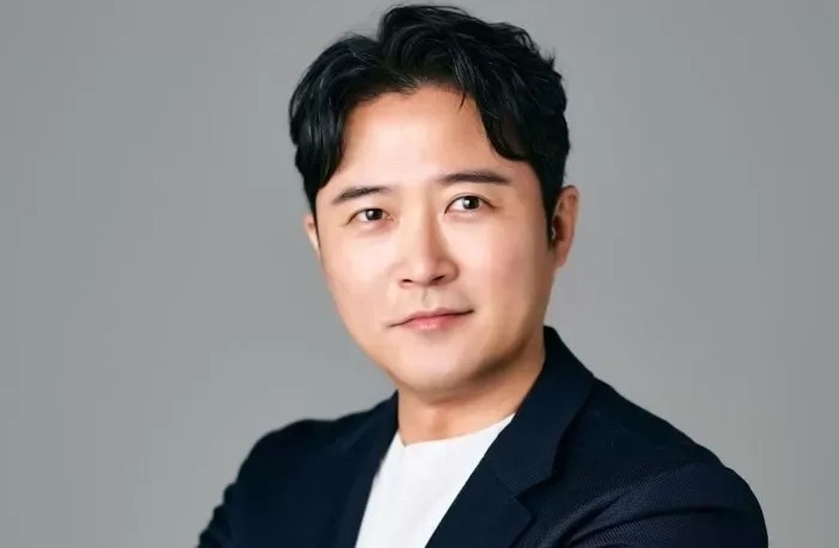 배재고 5·18 참배 동행한  ‘왕 전문 배우’ 임호... “혈기 왕성하던 아이들, 묘지선 달랐다”