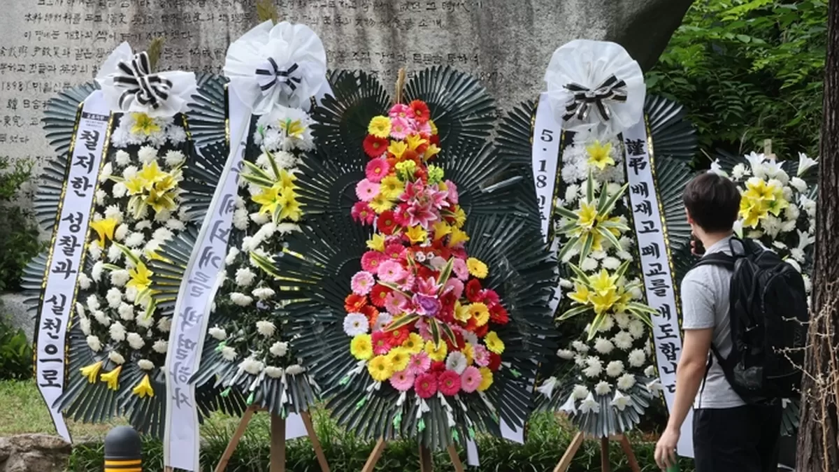 1일 오후 서울 강동구 배재고등학교 정문 앞에 근조화환이 놓여 있다. 앞서 배재고 선수들은 지난달 29일 서울 목동구장에서 열린 제81회 청룡기 전국고교야구선수권대회에서 상대 팀인 광주제일고를 향해 “스타벅스 가야지”, “탱크데이” 등의 구호를 외쳐 논란이 되고 있다 / 뉴스1