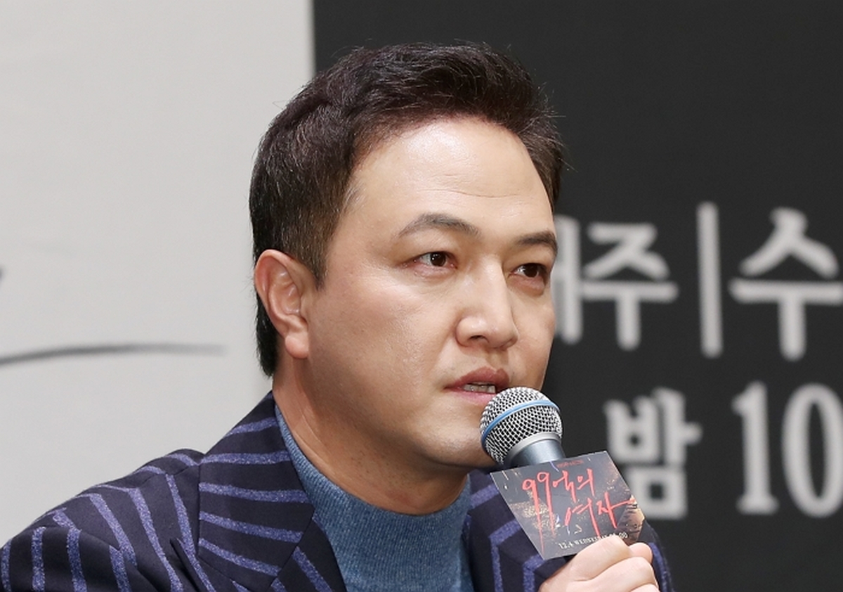 origin_인사말하는정웅인.jpg